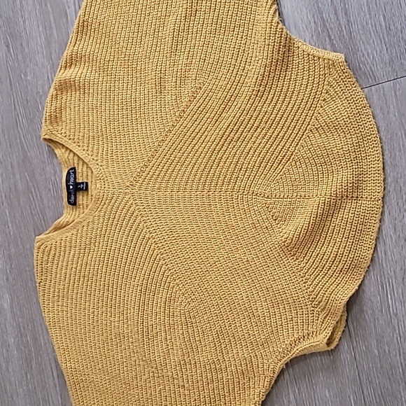 Yellow Sweater - Picture 5 of 5
